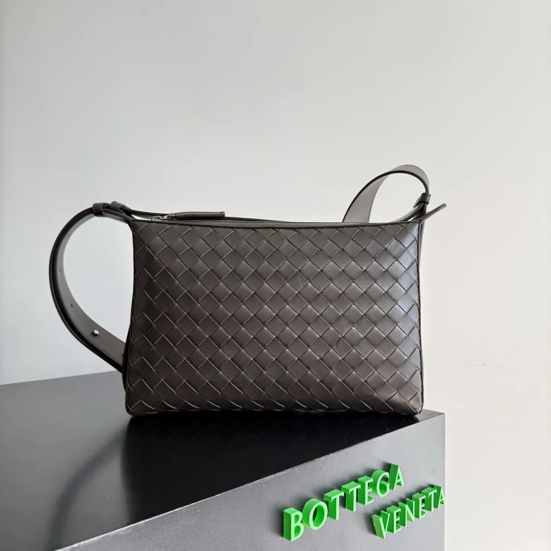 Batch 1920 🎁BOTTEGA VENETA new woven Tribeca handbag Double zipper design + super clear inner layering, sufficient capacity without clutter; small items can be stored in an orderly manner for daily commuting and short trips 🗂 Equipped with a comfortable wide shoulder strap, it can be worn on the shoulder, crossbody, or in the hand, and the carrying method is super flexible. Style number: 836016 Size: 30.5*20*9cm Color: black brown